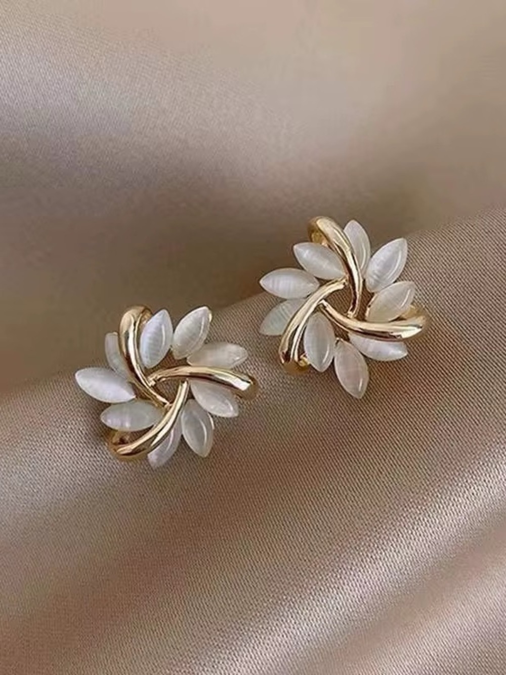 ***Elegant White Floral Gold-Tone Stud Earrings